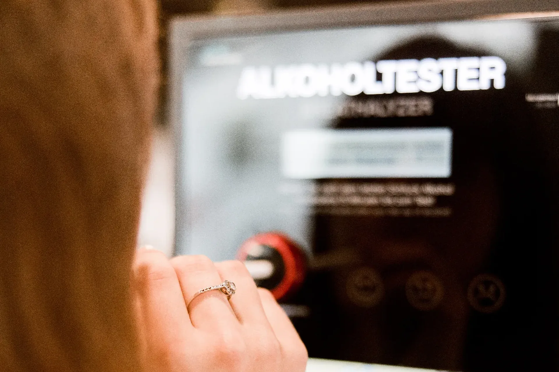 Gast pustet auf einer Feier in das Mundstück des Alkoholtesters